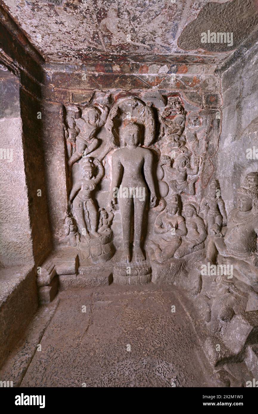 Ellora Jain Caves: Cave No 32 piano superiore - Parshavnath con figure volanti e devoti sotto che pagano l'assenza. Foto Stock