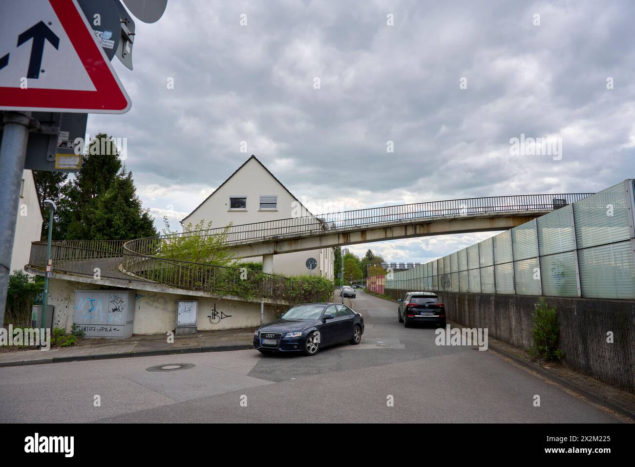 Ende aprile 2024 soll die Fußgänger Brücke über die A40 in Essen Frillendorf abgerissen werden. Dafür vantano un dem Wochenende die A40 gesperrt. Sono Verla Foto Stock