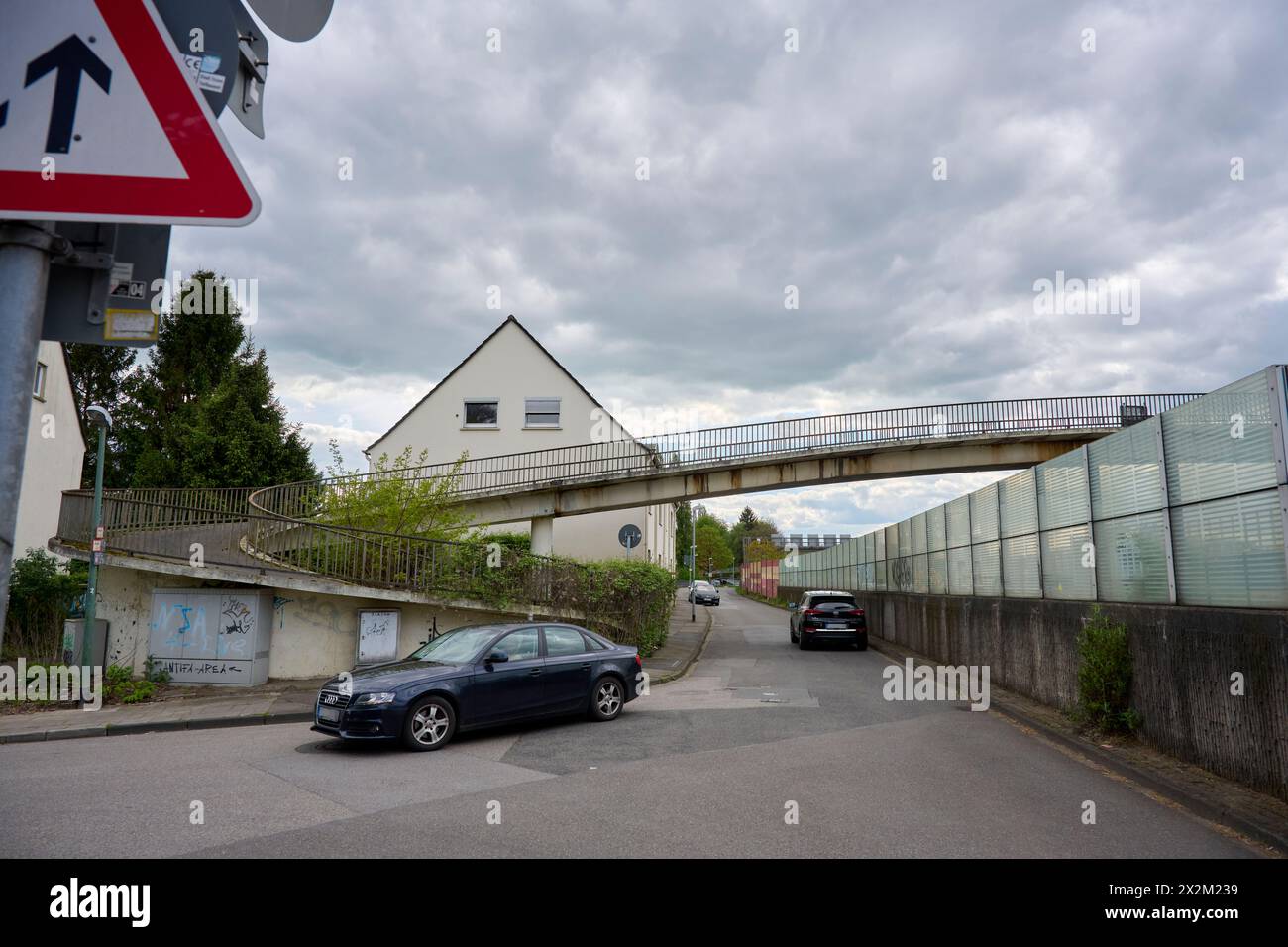 Ende aprile 2024 soll die Fußgänger Brücke über die A40 in Essen Frillendorf abgerissen werden. Dafür vantano un dem Wochenende die A40 gesperrt. Sono Verla Foto Stock