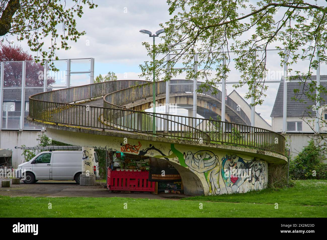 Ende aprile 2024 soll die Fußgänger Brücke über die A40 in Essen Frillendorf abgerissen werden. Dafür vantano un dem Wochenende die A40 gesperrt. Sono Verla Foto Stock