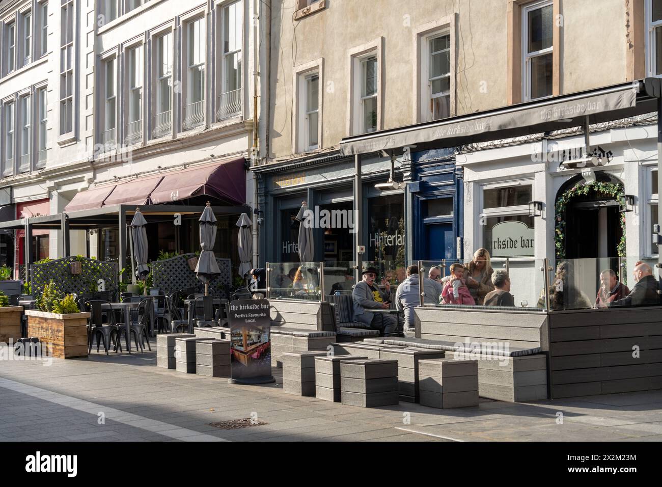 Ristoranti con terrazze all'aperto in stile europeo su St John's Place nella città scozzese di Perth, Scozia, Regno Unito Foto Stock