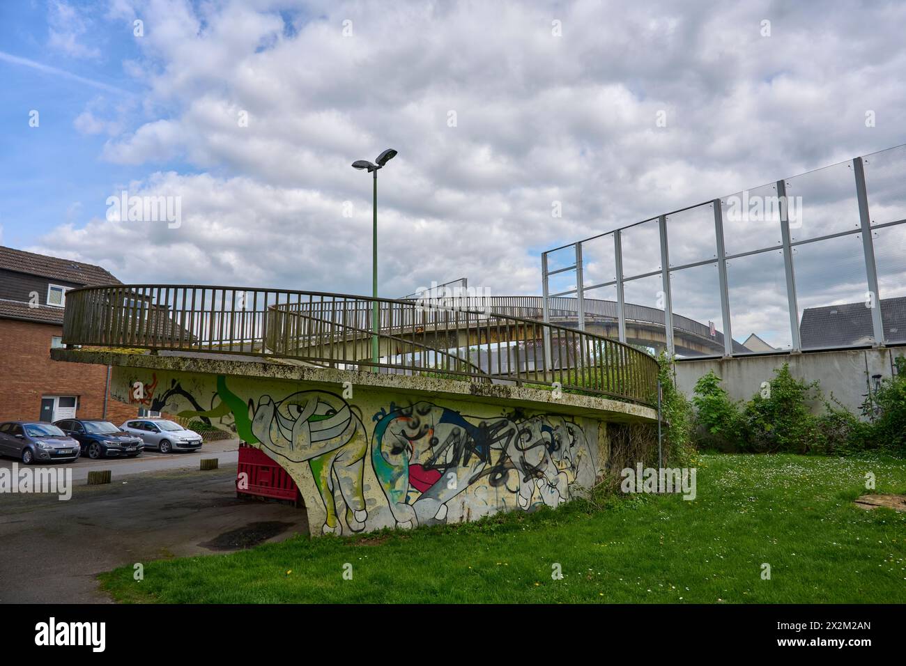 Ende aprile 2024 soll die Fußgänger Brücke über die A40 in Essen Frillendorf abgerissen werden. Dafür vantano un dem Wochenende die A40 gesperrt. Sono Verla Foto Stock