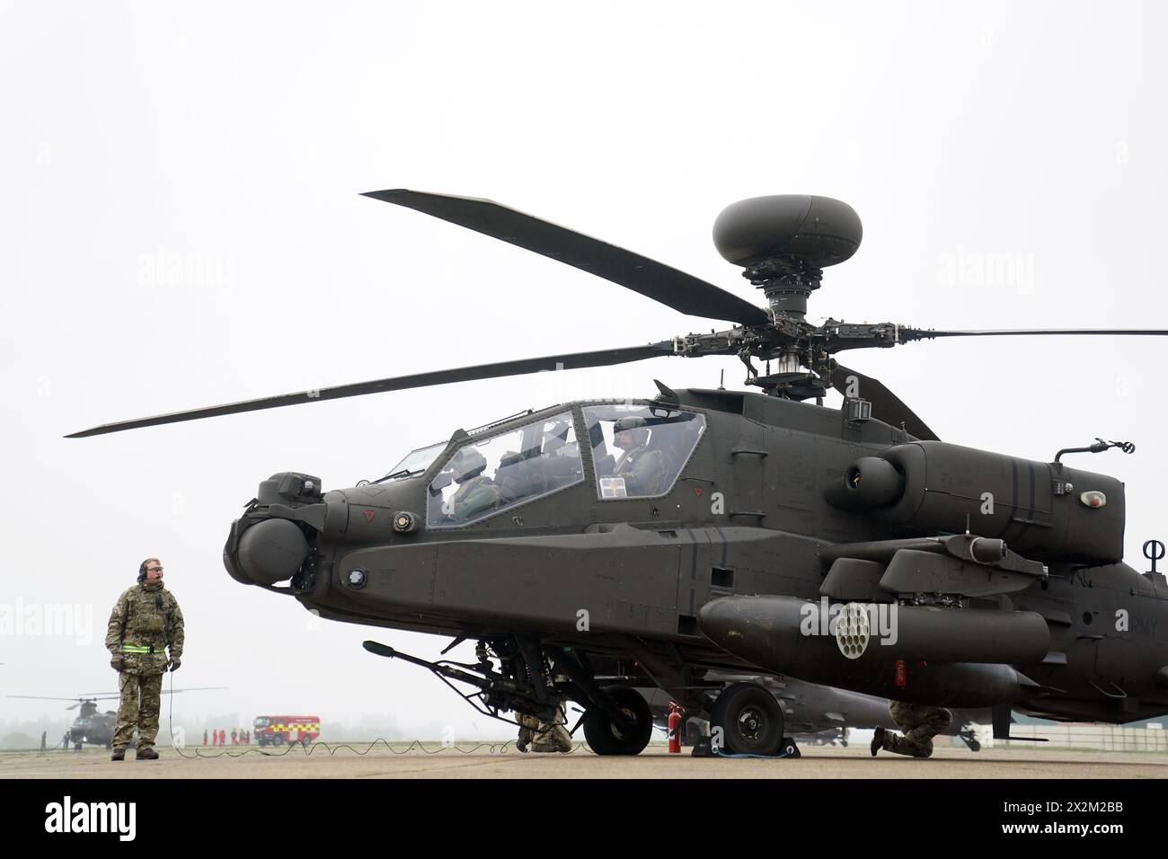 Gli elicotteri d'attacco Apache AH-64E dell'esercito britannico sono pronti per il decollo dalla stazione aerea di Wattisham nel Suffolk, prima di dirigersi in Estonia per addestrarsi insieme agli alleati della NATO nell'esercitazione Steadfast Defender 24. Alla flotta di nuovi elicotteri d'attacco si uniranno elicotteri da ricognizione Wildcat e elicotteri di supporto RAF Chinook per unirsi a un esercizio di addestramento NATO in Finlandia. Gli Apache voleranno missioni d'attacco a sostegno dell'addestramento su larga scala dell'esercito finlandese, prima di dirigersi verso l'Estonia per un ulteriore esercizio dove saranno raggiunti da più elicotteri britannici. L'esercizio di allenamento con l'Apa Foto Stock
