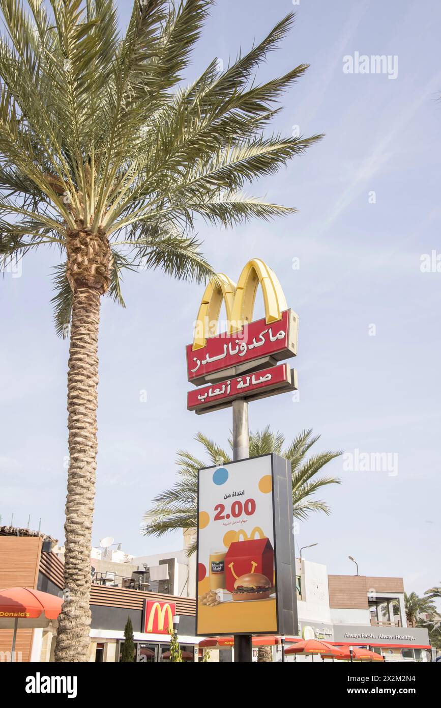 mcdonalds ad aqaba, una città importante e porto sul golfo di aqaba, sul mare rosso in giordania Foto Stock