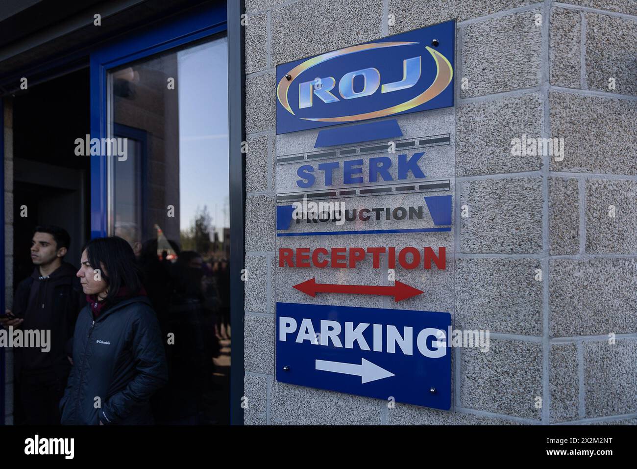 Denderleeuw, Belgio. 23 aprile 2024. Logo Sterk tv raffigurato durante una conferenza stampa di Sterk TV e Medya News, due canali televisivi curdi che hanno trasmesso da Denderleeuw, riguardo a un raid della polizia nei loro studi di Denderleeuw, martedì 23 aprile 2024. BELGA PHOTO JAMES ARTHUR GEKIERE credito: Belga News Agency/Alamy Live News Foto Stock