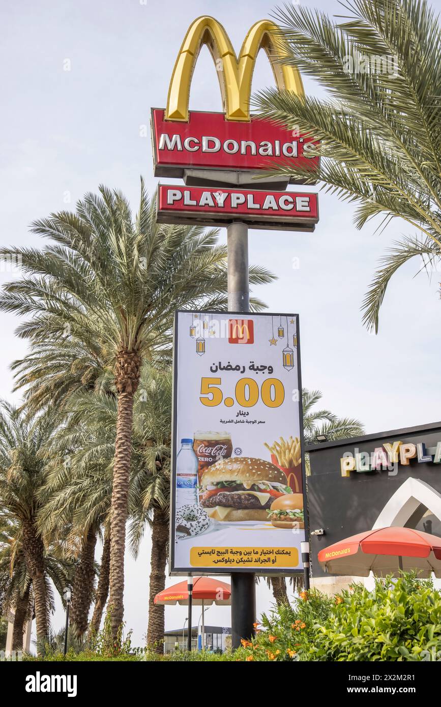 mcdonalds ad aqaba, una città importante e porto sul golfo di aqaba, sul mare rosso in giordania Foto Stock