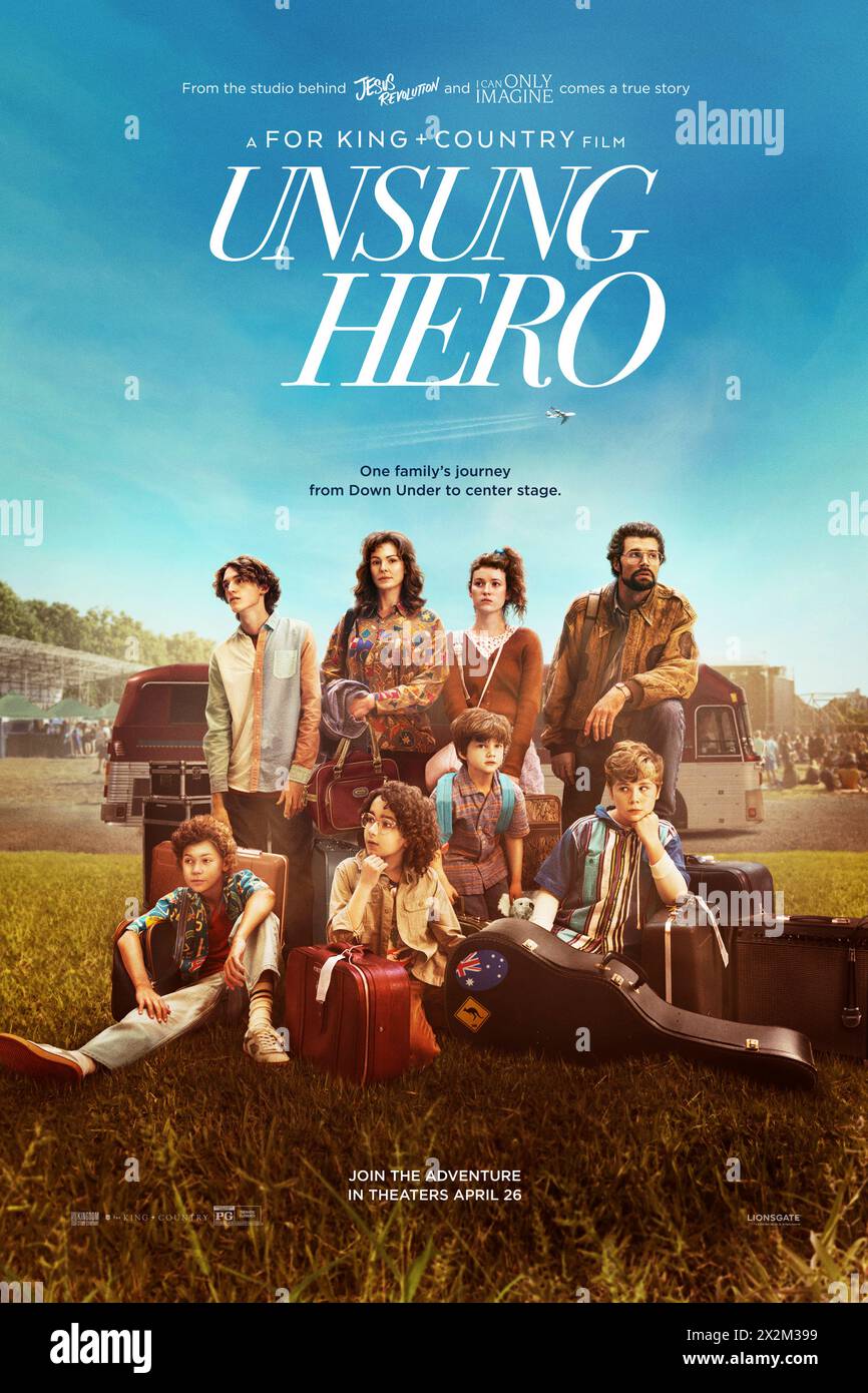 Unsung Hero (2024) diretto da Richard L. Ramsey e Joel Smallbone e interpretato da Daisy Betts, Joel Smallbone e Kirrilee Berger. Il film segue anche la madre della famiglia, Helen Smallbone, mentre usa la sua fede per tenere insieme la famiglia dei nove, trasformando le lotte in un'avventura per i suoi figli. Manifesto di anticipo DEGLI STATI UNITI.***SOLO PER USO EDITORIALE*** credito: BFA / Lionsgate Foto Stock