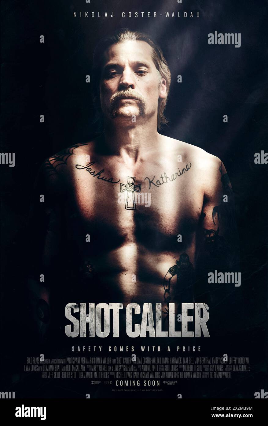 Shot Caller (2017) diretto da Ric Roman Waugh e interpretato da Nikolaj Coster-Waldau, Omari Hardwick e Lake Bell. Un prigioniero appena rilasciato è costretto dai leader della sua banda a orchestrare un crimine importante con una brutale gang rivale per le strade della California meridionale. Poster pubblicitario.***SOLO PER USO EDITORIALE*** credito: BFA / Participant Media Foto Stock
