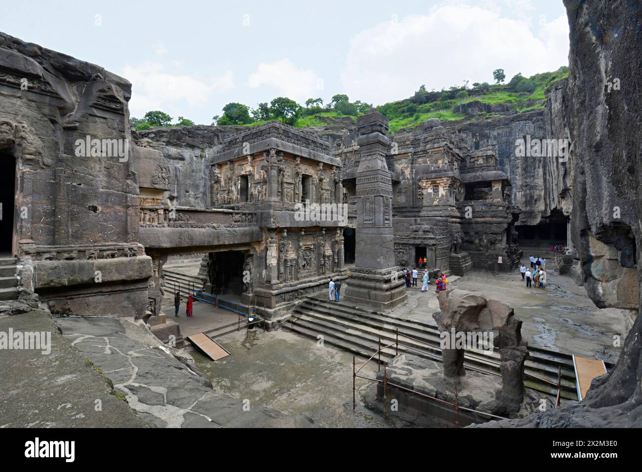 Ellora Brahmanical Caves: Kailas a No. 16 - Vista generale del tempio scavato nella roccia (Kailas a) da Sud-Ovest. Foto Stock