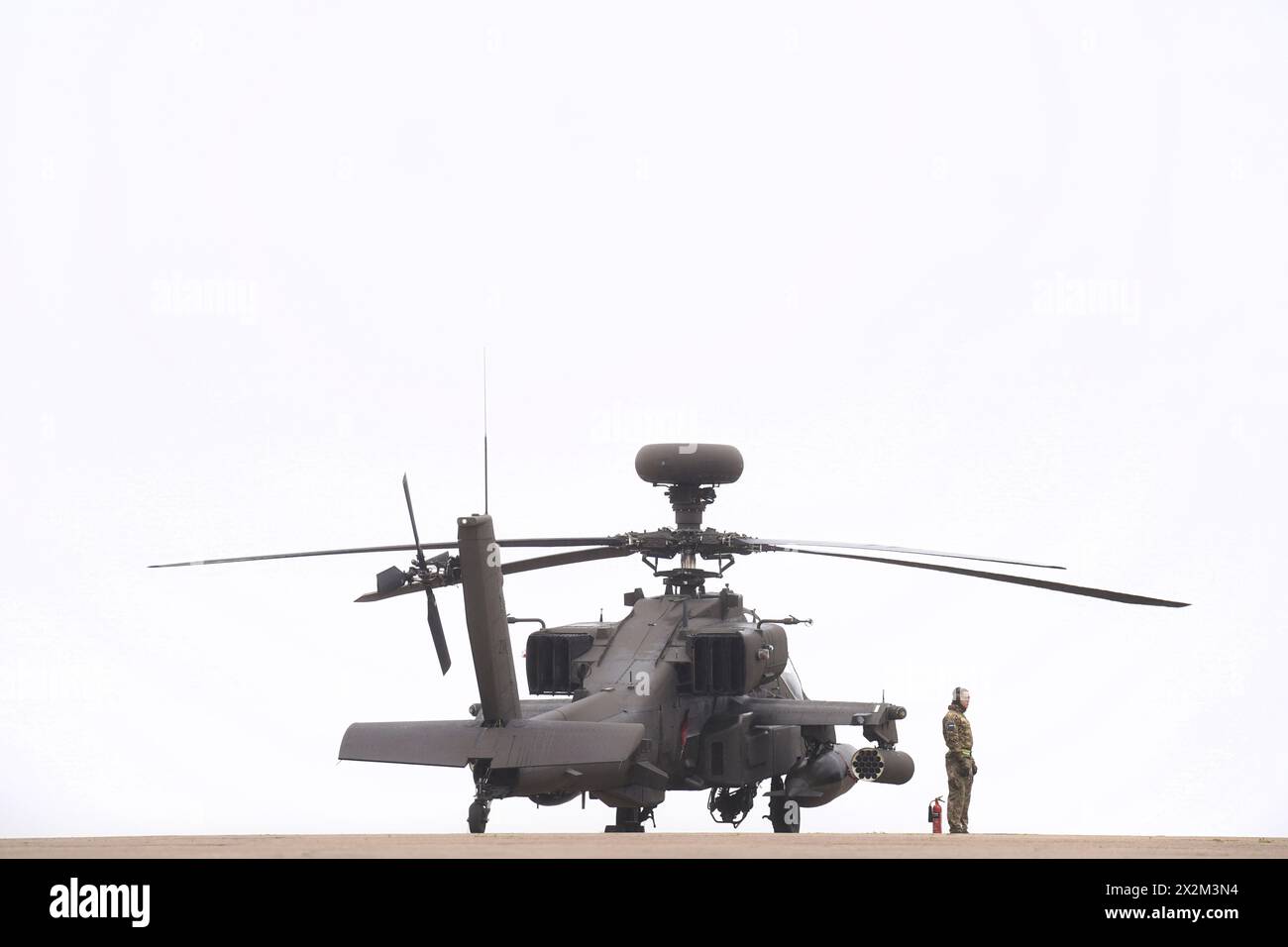 Gli elicotteri d'attacco Apache AH-64E dell'esercito britannico sono pronti per il decollo dalla stazione aerea di Wattisham nel Suffolk, prima di dirigersi in Estonia per addestrarsi insieme agli alleati della NATO nell'esercitazione Steadfast Defender 24. Alla flotta di nuovi elicotteri d'attacco si uniranno elicotteri da ricognizione Wildcat e elicotteri di supporto RAF Chinook per unirsi a un esercizio di addestramento NATO in Finlandia. Gli Apache voleranno missioni d'attacco a sostegno dell'addestramento su larga scala dell'esercito finlandese, prima di dirigersi verso l'Estonia per un ulteriore esercizio dove saranno raggiunti da più elicotteri britannici. L'esercizio di allenamento con l'Apa Foto Stock