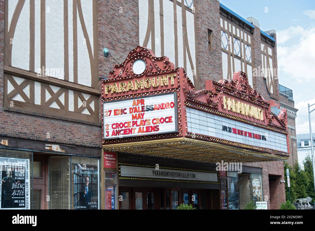 Il tendone del Paramount Hudson Valley Theater di Peekskill, New York, che mostra il programma degli spettacoli di fine aprile 2024. È stata inaugurata nel 1930. Foto Stock