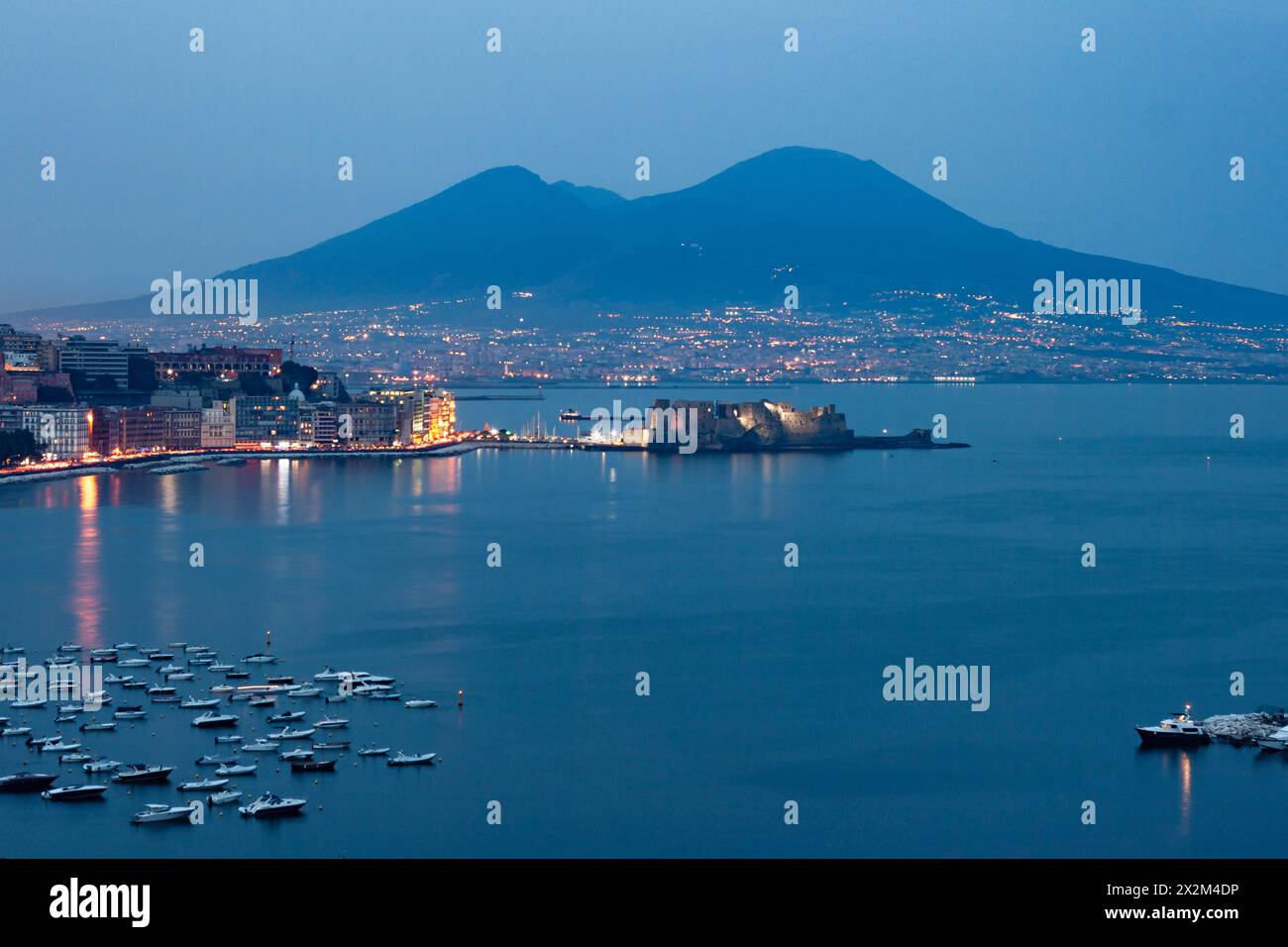 Vista notturna di Napoli con il Vesuvio Foto Stock