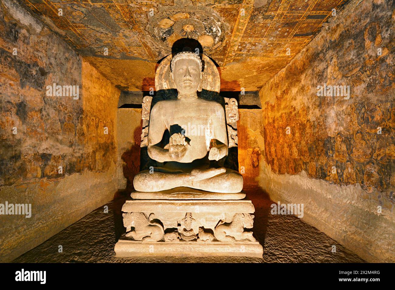 Ajanta Cave No 7 Buddha in abhaya mudra (donazione di doni) seduto a padmasana. La parete sinistra e destra del santuario è dipinta con il soffitto di Buddha Foto Stock