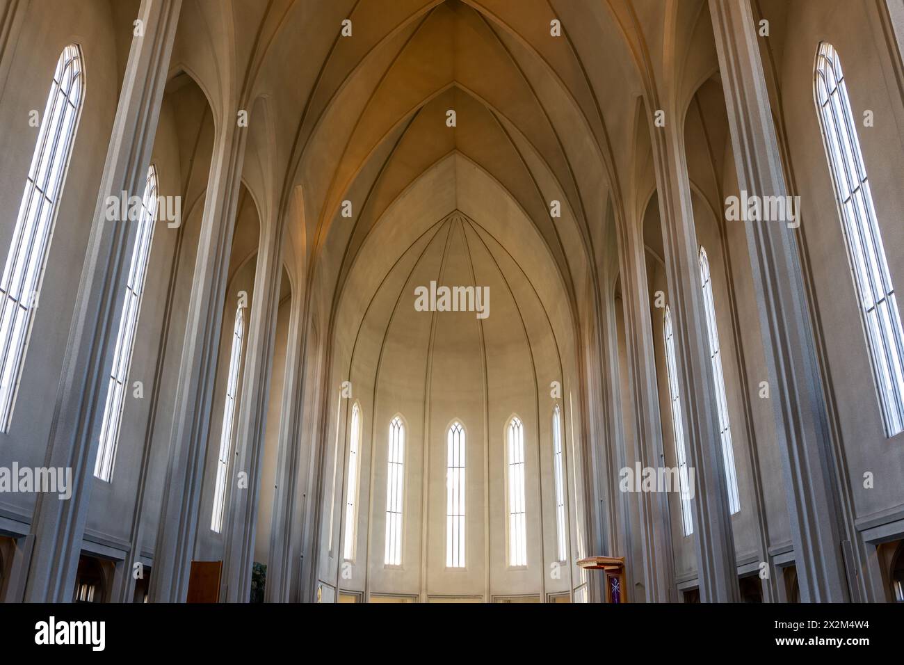 Reykjavik, Islanda, 14.05.22. Chiesa modernista Hallgrimskirkja navata principale gotica con abside e altare, alte finestre ad arco e pareti in cemento, nessuna persona. Foto Stock