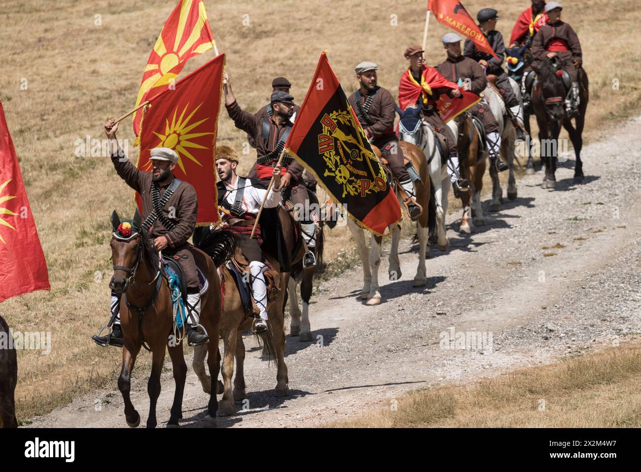 A Illinden (Festa della Repubblica), i ciclisti vestiti tradizionalmente viaggiano da Skopje, la capitale, a Meckin. Kamen, Macedonia del Nord Foto Stock