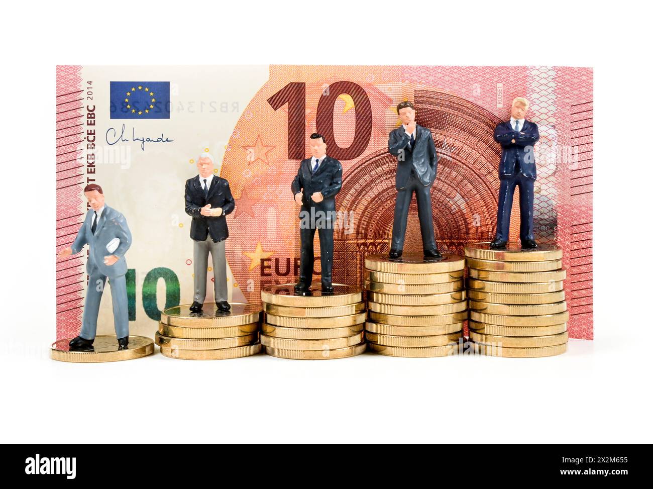 Symbolfoto Gehalt, Einkommen, Stapel Euromünzen aufsteigend Foto Stock