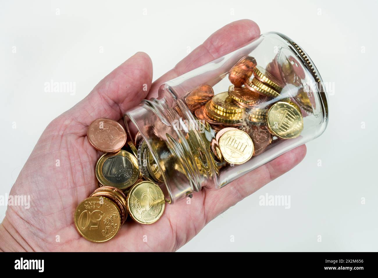 Euro e Centmünze im Glas, Symbolfoto Sparen, Sparsamkeit Foto Stock