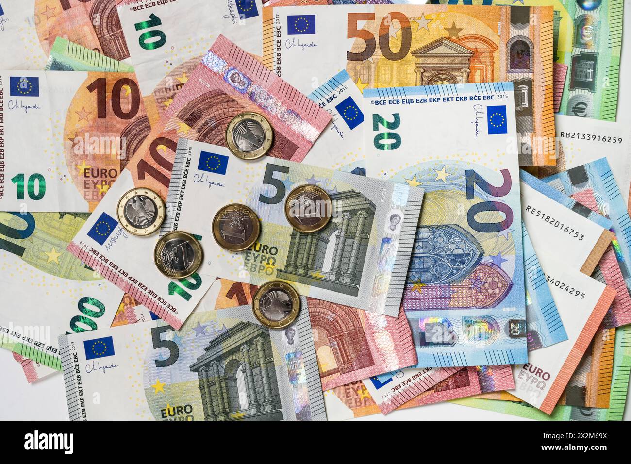 Geld, Euroscheine, Münzen, Euro, cent, Symbolfoto Geld, Reichtum, Konjunktur, Gehalt Foto Stock