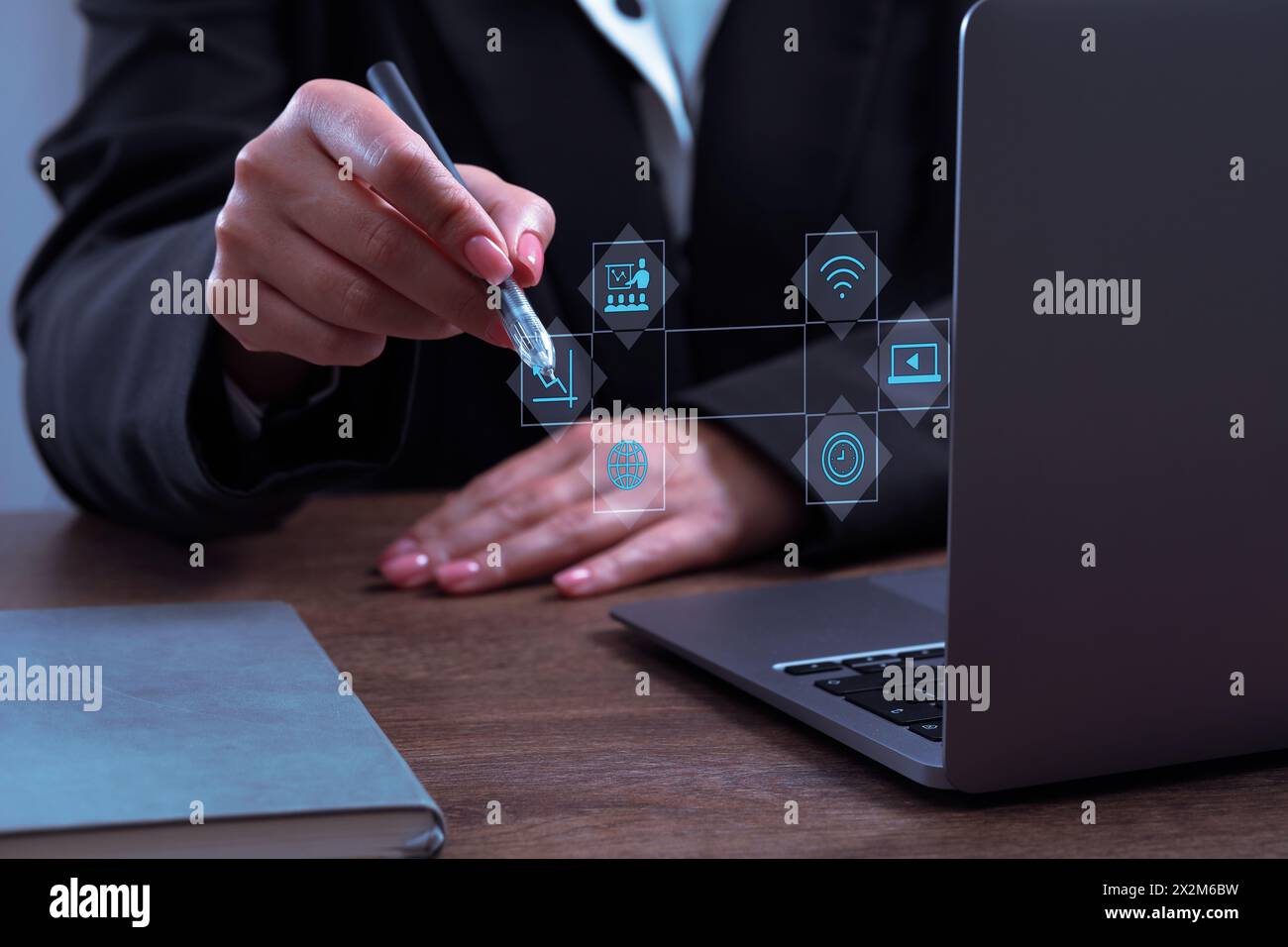 Webinar. Donna che usa un notebook e uno schermo virtuale a tavola, primo piano Foto Stock