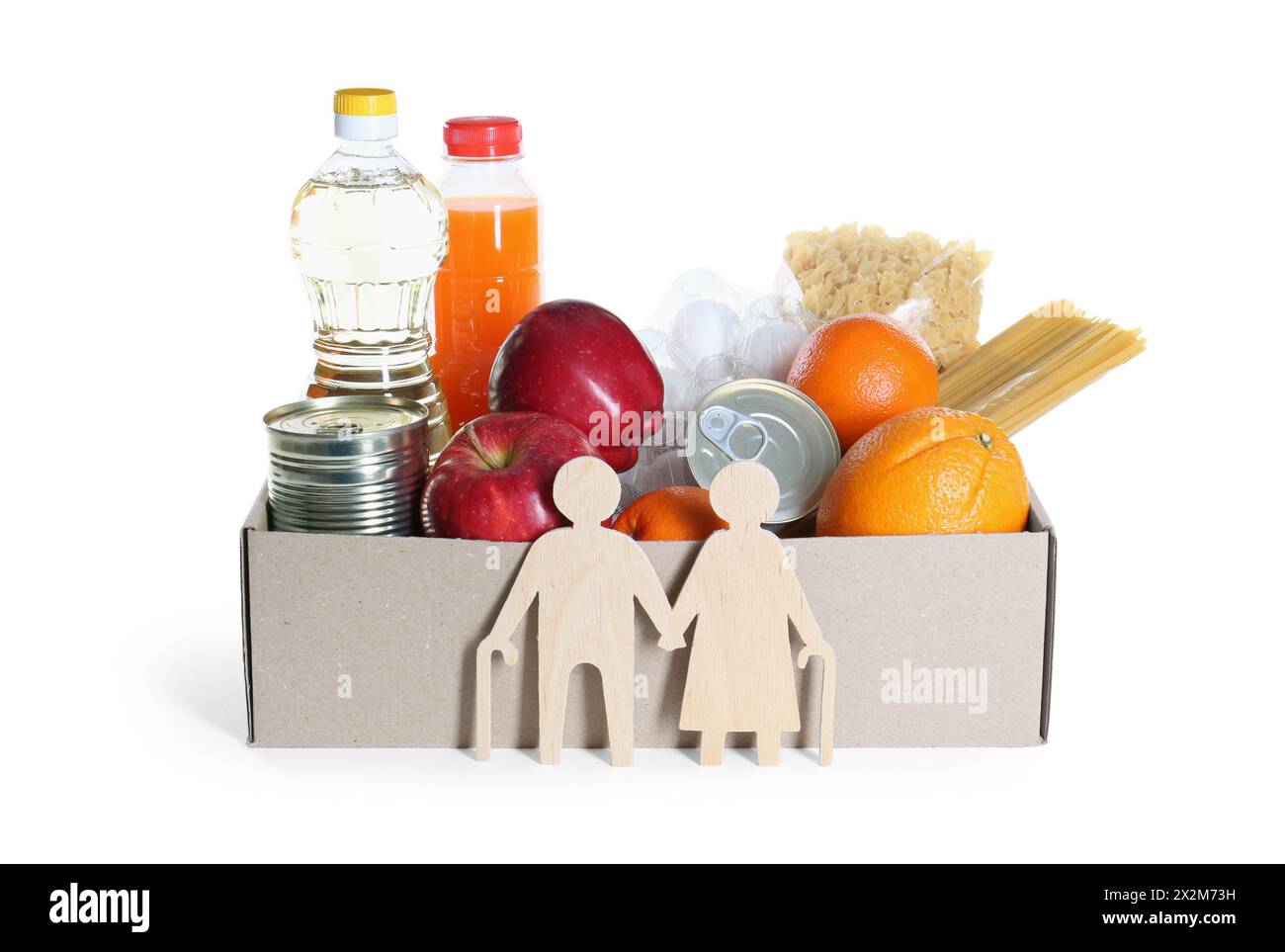 Aiuti umanitari a favore degli anziani. Cibo per donazioni diverse e figure di coppia anziana isolata su bianco Foto Stock