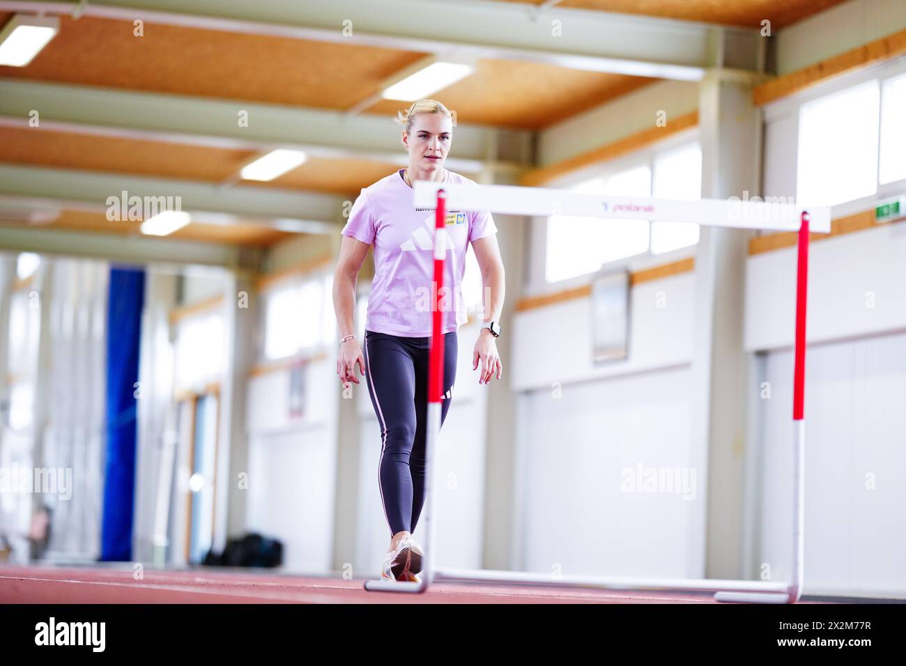 Victoria Hudson, atleta austriaca specializzata nel lancio del giavellotto, ad allenarsi durante un evento mediatico lunedì 22 aprile 2024, a Südstadt, Austria. - 20240422 PD1521 credito: APA-PictureDesk/Alamy Live News Foto Stock