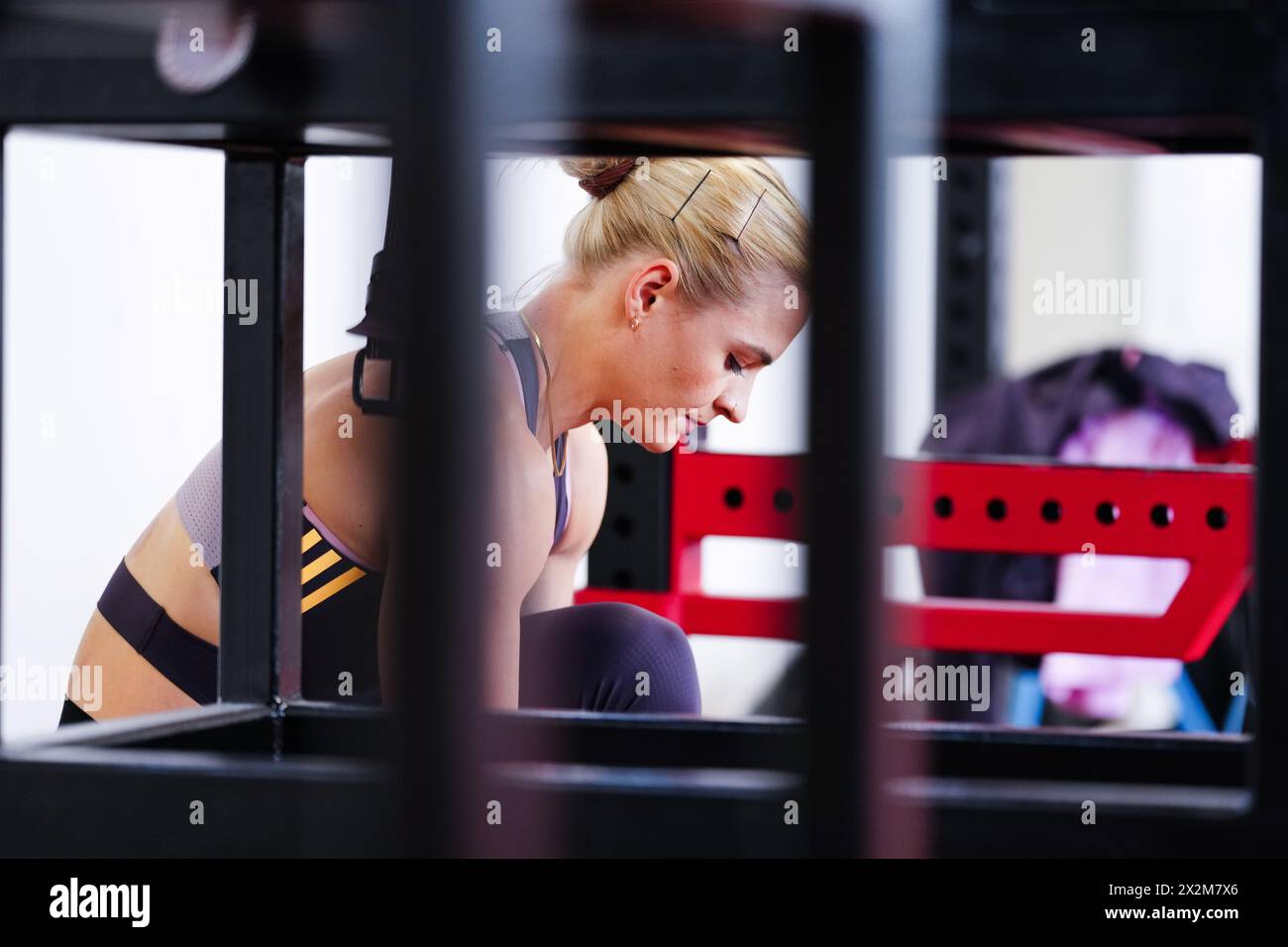 Victoria Hudson, atleta austriaca specializzata nel lancio del giavellotto, ad allenarsi durante un evento mediatico lunedì 22 aprile 2024, a Südstadt, Austria. - 20240422 PD1460 Foto Stock