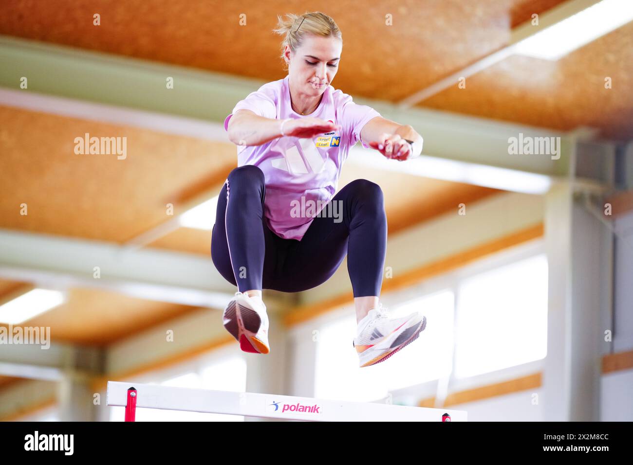 Victoria Hudson, atleta austriaca specializzata nel lancio del giavellotto, ad allenarsi durante un evento mediatico lunedì 22 aprile 2024, a Südstadt, Austria. - 20240422 PD1514 Foto Stock