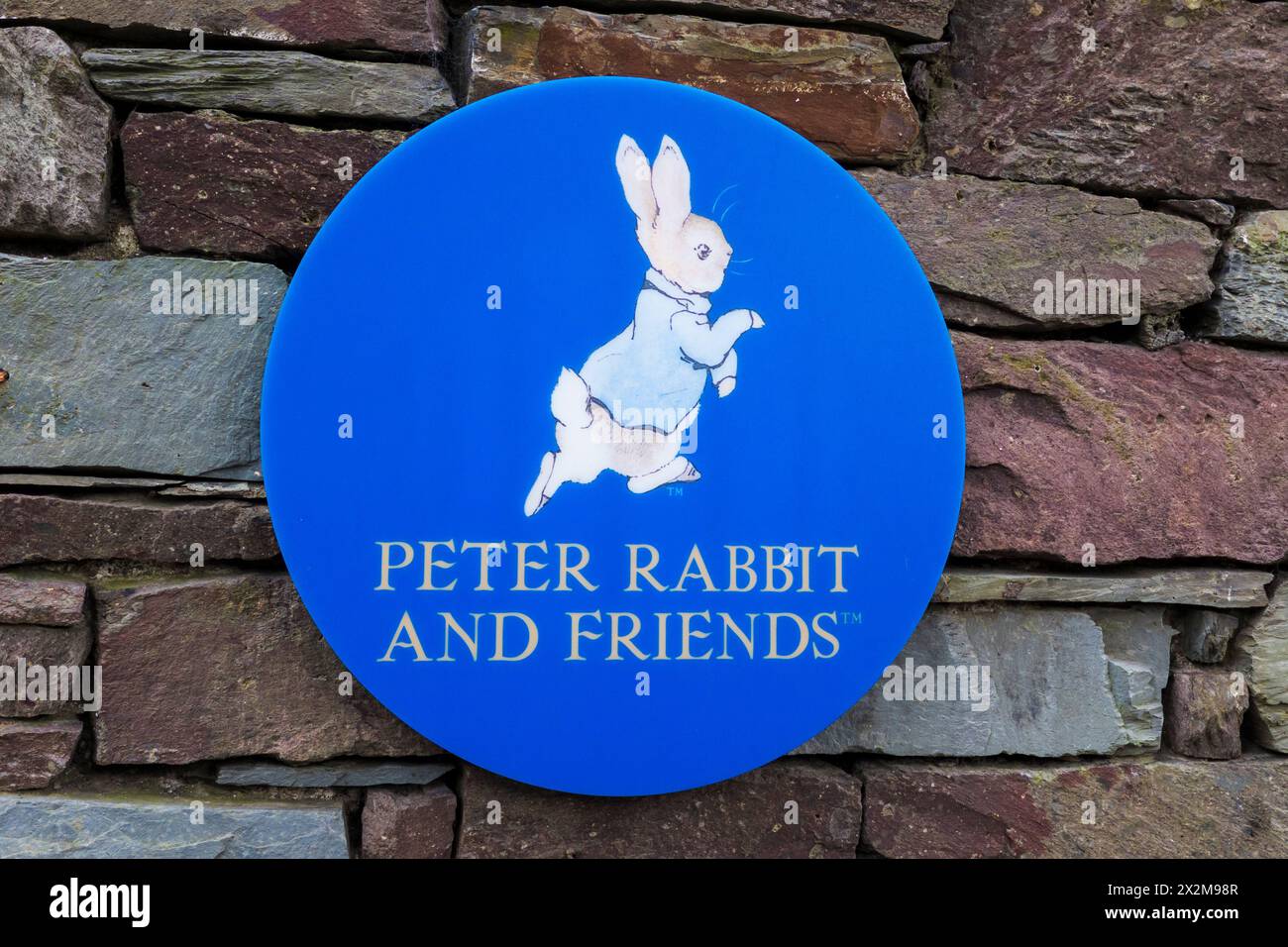 Segno sul muro, Peter Rabbit e amici a Grasmere, Lake District, Inghilterra, Regno Unito Foto Stock