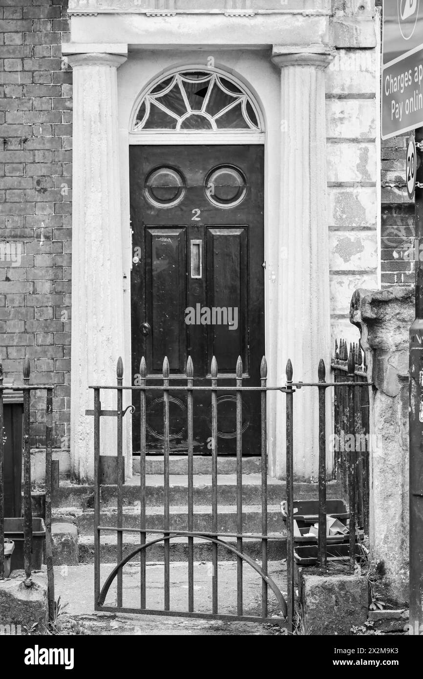 Bristol, Inghilterra - 29 marzo 2024: Tipica casa britannica con porta in legno con battito Foto Stock