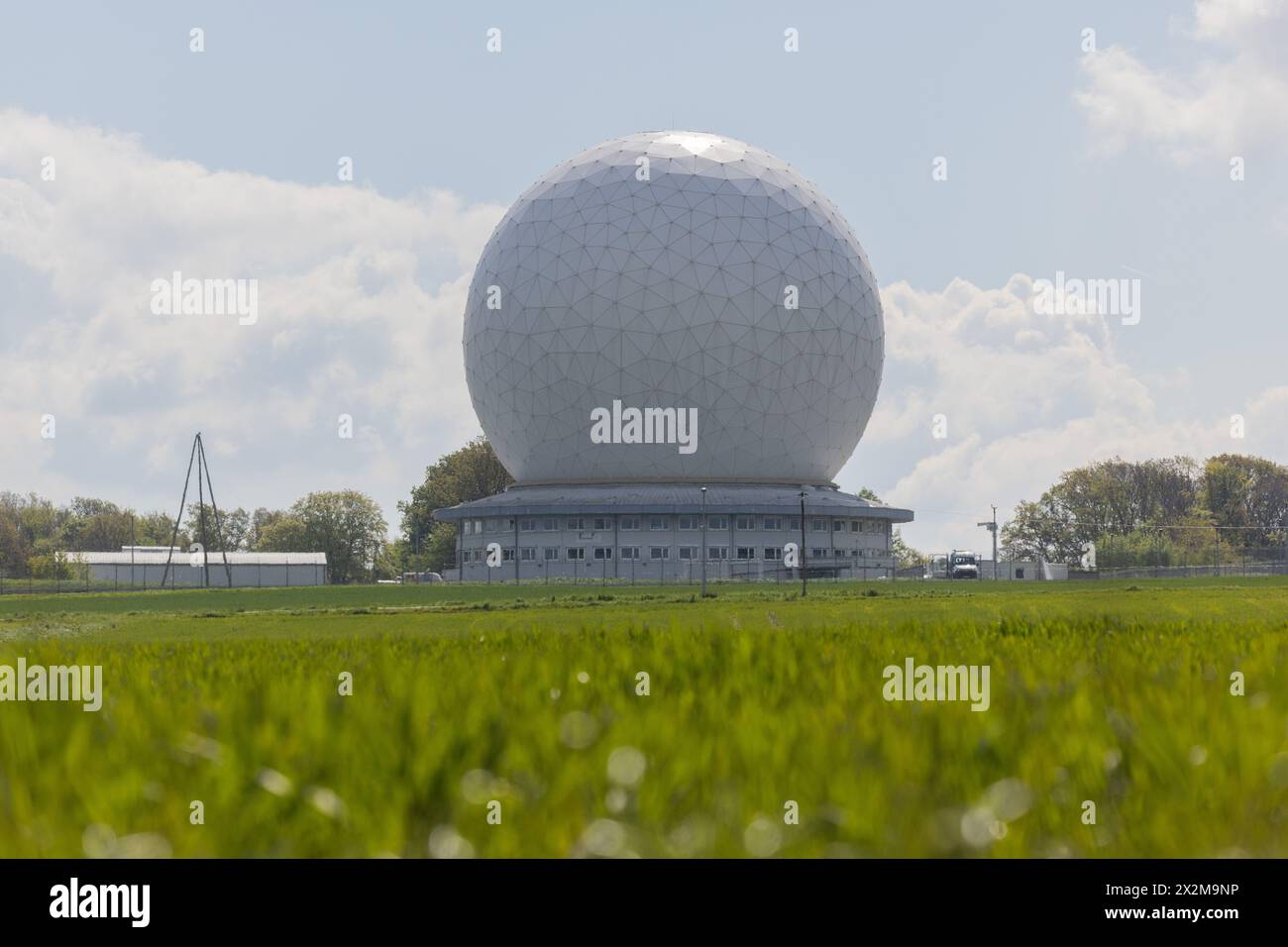 Wachtberg, Germania. 23 aprile 2024. La cupola radar (radome) del Fraunhofer Institute for High Frequency Physics and radar Techniques FHR (Istituto Fraunhofer per fisica ad alta frequenza e tecniche radar FHR). L'intero sistema radar di grandi dimensioni è ufficialmente noto come radar di osservazione spaziale TIRA (Tracking and Imaging radar). Crediti: Rolf Vennenbernd/dpa/Alamy Live News Foto Stock