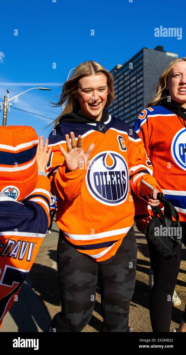 I tifosi degli Edmonton Oilers in ogni stile della maglia degli Oilers si dirigono a gara 1 dei playoff della Stanley Cup tra i Los Angeles Kings e gli Edmonton Oilers. Punteggio finale; Edmonton Oilers 7:1 Los Angeles Kings. Foto Stock