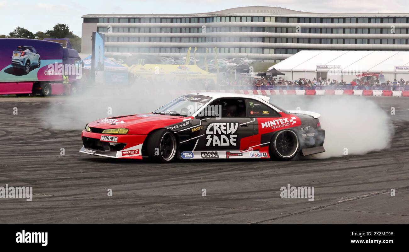 Azione di drifting ravvicinata durante il Crewsade Drift Show nella Cinch Live Arena, al British Motor Show del 2023 Foto Stock