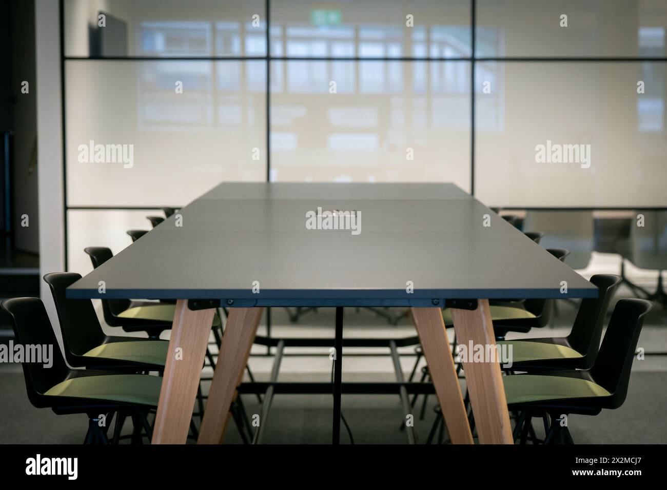 Moderna sala conferenze con un grande tavolo e comode sedie, ideale per riunioni d'affari e collaborazioni di gruppo Foto Stock