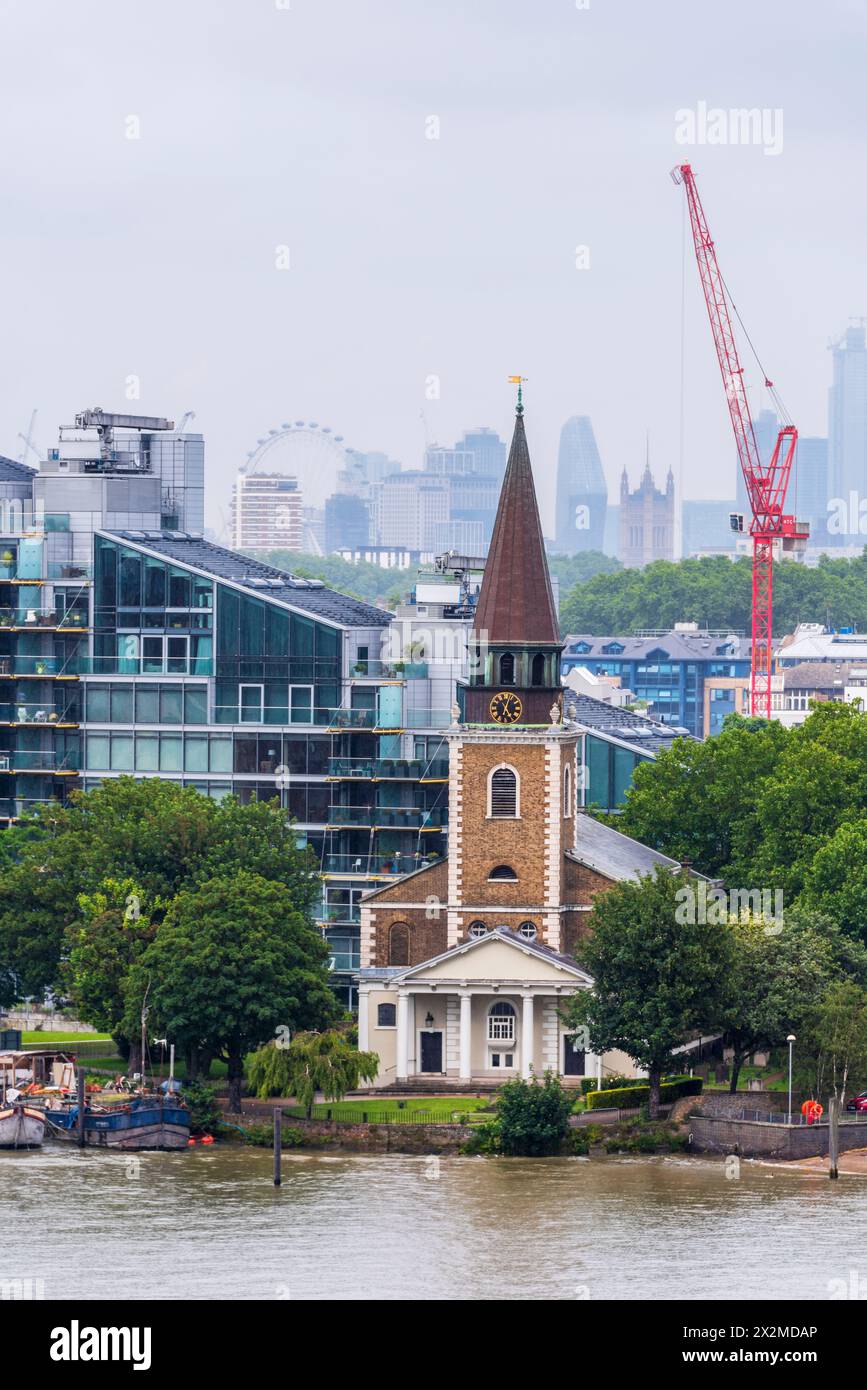 St Mary's Church, Battersea e lo sviluppo di Montevetro progettato da Richard Rogers, Londra, Regno Unito Foto Stock