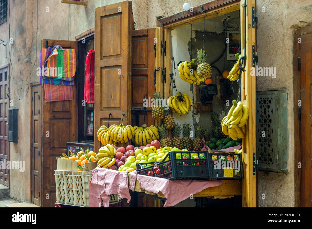 Una colorata esposizione di frutta fresca in un tradizionale mercato marocchino di strada, che mostra la ricca varietà di prodotti del paese. Foto Stock