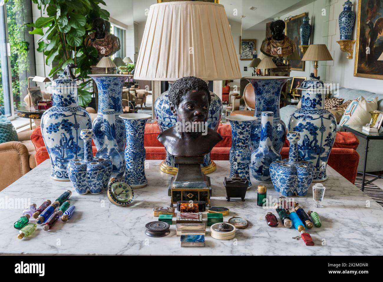 Collezione di ceramiche cinesi blu e bianche nell'appartamento Chelsea, Londra Regno Unito Foto Stock