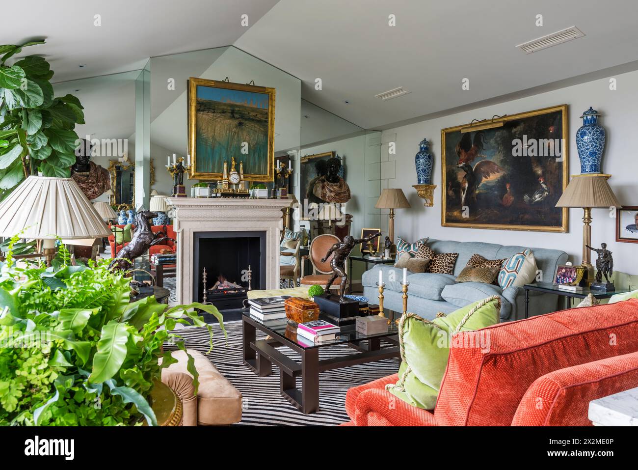 Opere d'arte incorniciate nel soggiorno dell'appartamento Chelsea, Londra Regno Unito Foto Stock