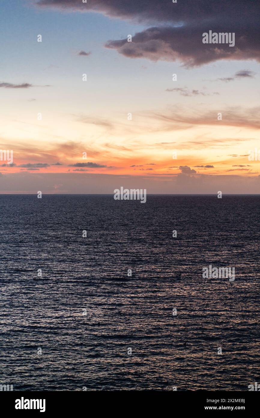 Un tranquillo paesaggio marino di Miami al tramonto, che mette in risalto il cielo e l'oceano calmo, evocando un senso di pace. Foto Stock