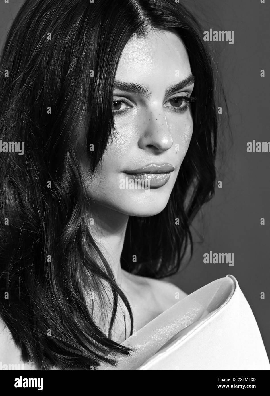 Los Angeles, Stati Uniti. 10 marzo 2024. Emily Ratajkowski arriva alla Vanity Fair Oscar Party, Wallis Annenberg Center for the Performing Arts Credito Foto Stock