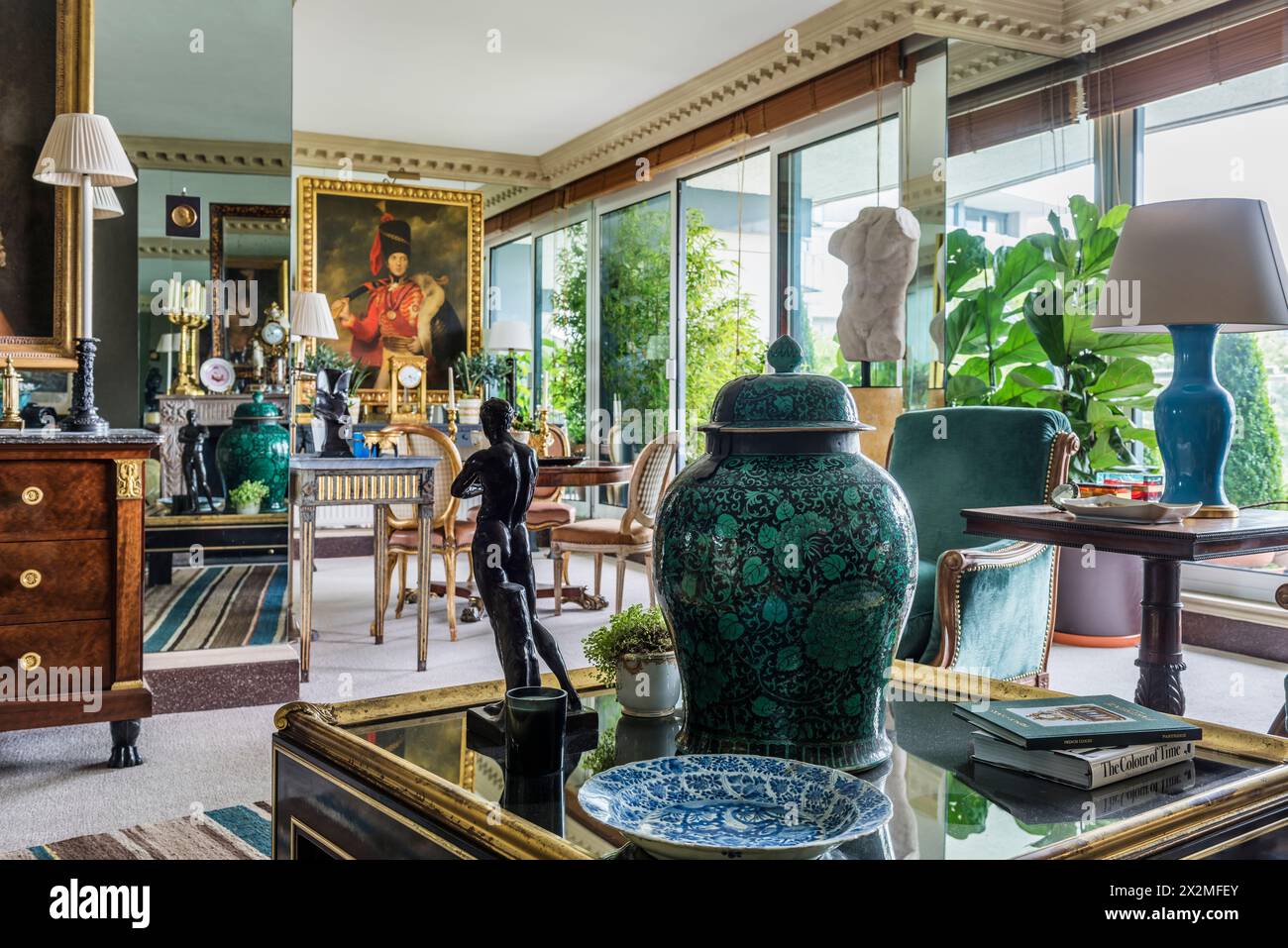 Urna e statuetta cinese sul tavolo nell'appartamento Chelsea Harbour, Londra Regno Unito Foto Stock