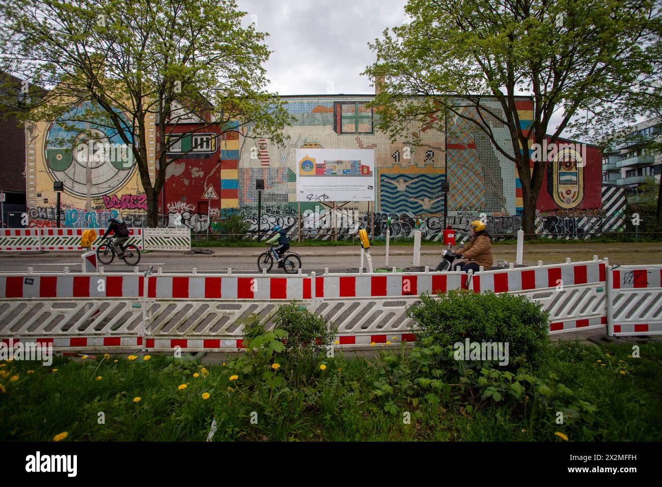 Der Stadtteil St. Pauli. 10.04.2024, EU, DEU, Deutschland, Amburgo, Amburgo: das denkmalgeschützte und sanierungsbedürftige 500 mÂ² große Pop-Up-Wandgemälde von Dieter Glasmacher und Werner Nöfer von 1968 am Gruenspan. Damals galt es als eines der ersten und größten Pop-Gemälde der Welt. UE, DEU, Germania, Amburgo, Amburgo: Il murale pop-up di 500 mÂ² di Dieter Glasmacher e Werner Nöfer dal 1968 su Gruenspan, che necessita di ristrutturazione. All'epoca era considerato uno dei primi e più grandi dipinti pop del mondo. Foto Stock