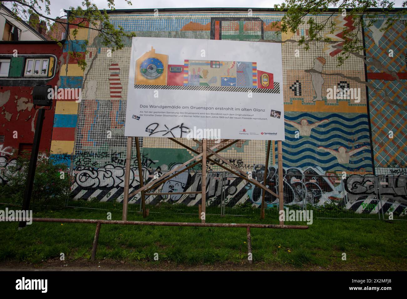 Der Stadtteil St. Pauli. 10.04.2024, EU, DEU, Deutschland, Amburgo, Amburgo: das denkmalgeschützte und sanierungsbedürftige 500 mÂ² große Pop-Up-Wandgemälde von Dieter Glasmacher und Werner Nöfer von 1968 am Grünspan. Damals galt es als eines der ersten und größten Pop-Gemälde der Welt. UE, DEU, Germania, Amburgo, Amburgo: Il murale pop-up di 500 mÂ² di Dieter Glasmacher e Werner Nöfer dal 1968 su Grünspan, che necessita di ristrutturazione. All'epoca era considerato uno dei primi e più grandi dipinti pop del mondo. Foto Stock