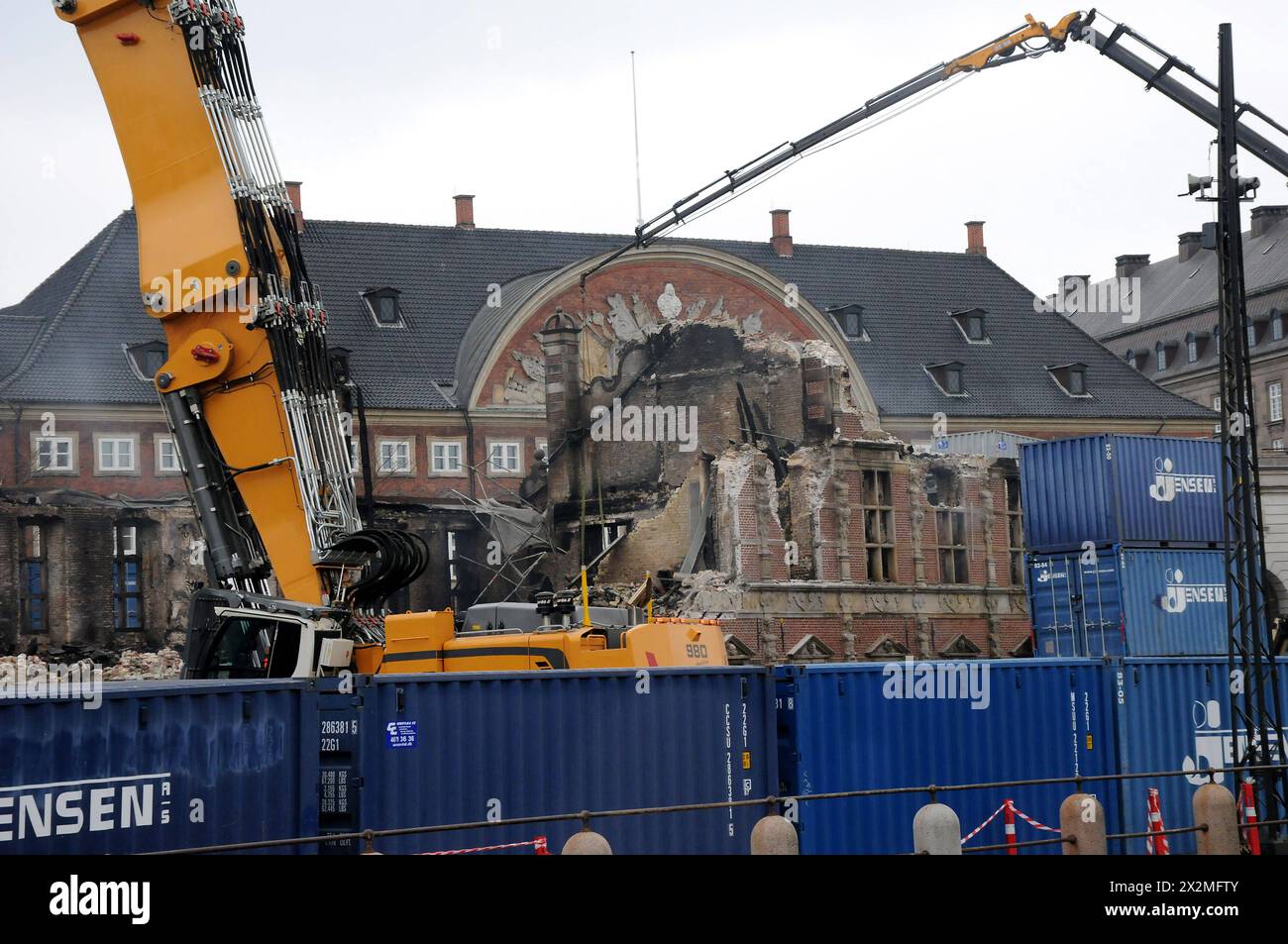 Copenaghen/Danimarca/23 aprile 2024/ Vista dell'edificio Old Stosck Exchange e dopo la matematica il tesoro nazionale danese è bruciato e quasi crollato di 400 anni di eredità foto.Francis Joseph Dean/Dean immagini non per uso commerciale solo editoriale Foto Stock