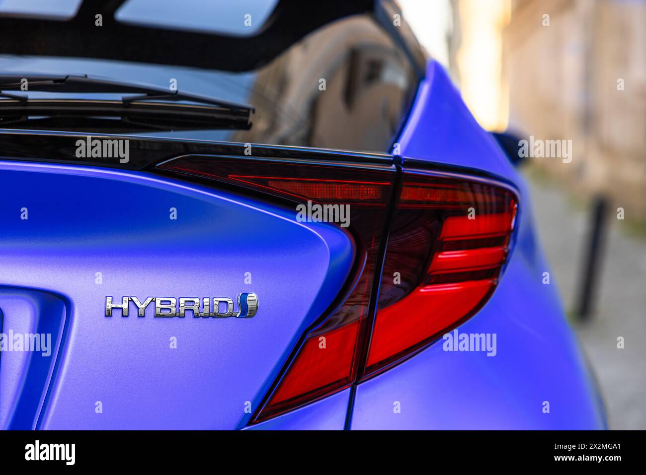 Leopoli, Ucraina - 15 luglio 2023: Primo piano della Toyota C-HR Hybrid blu Foto Stock