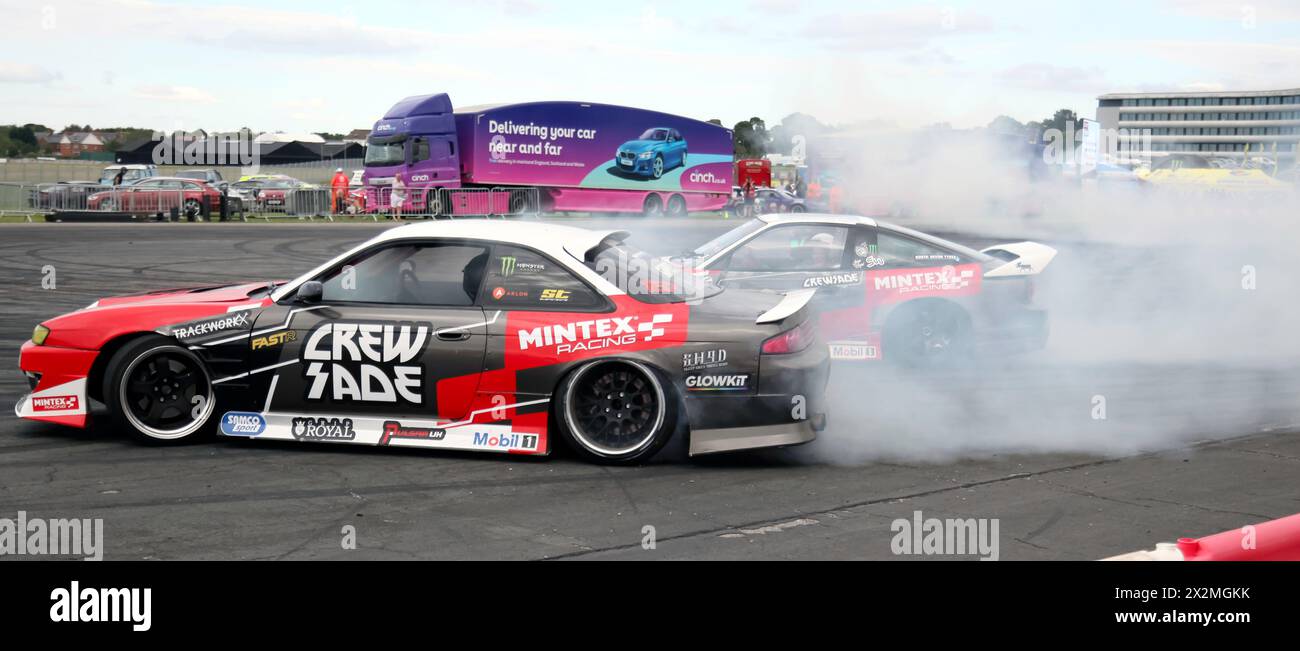 Azione di drifting ravvicinata durante il Crewsade Drift Show nella Cinch Live Arena, al British Motor Show del 2023 Foto Stock