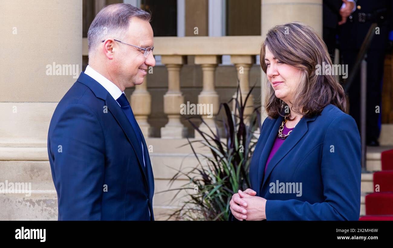 Edmonton, Canada. 22 aprile 2024. Il Premier dell'Alberta Danielle Smith (R) saluta il presidente della Polonia Andrzej Duda (L) alla porta d'ingresso della Casa del governo durante la sua visita. Credito: SOPA Images Limited/Alamy Live News Foto Stock