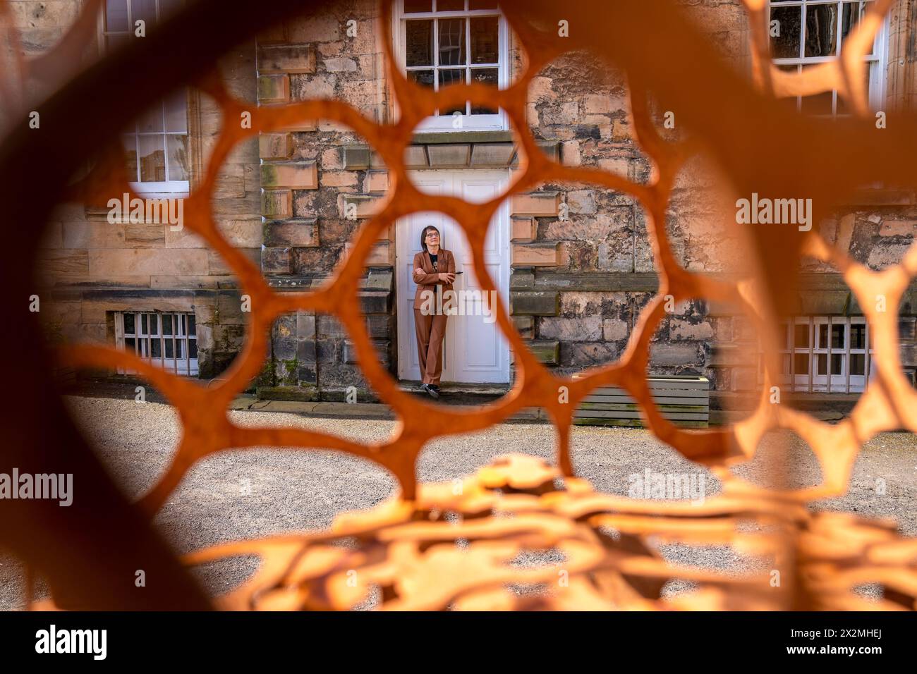 L'artista Andrea Geile accanto alla sua scultura in acciaio corten tagliata a mano intitolata Right to Roam in mostra all'Inception Art Show al Dalkeith Country Park. L'edizione 2024 di Inception Art Show, che apre al pubblico il 3 maggio, presenta una collezione accuratamente curata di oltre 30 artisti, con 10 nuovi artisti di talento che si uniscono per la prima volta. Data foto: Martedì 23 aprile 2024. Foto Stock