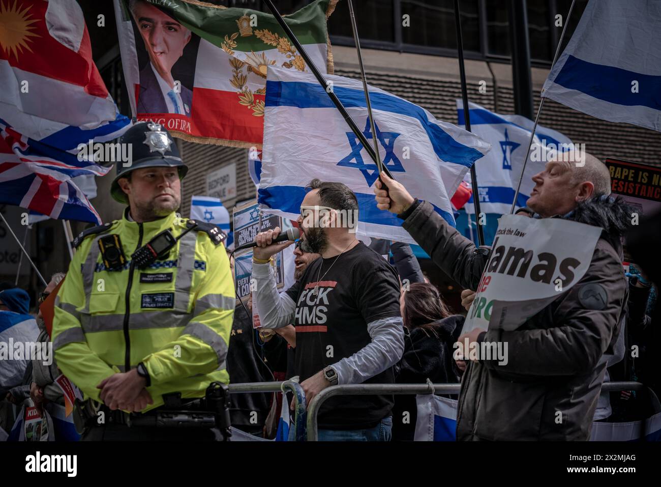I sostenitori pro-Israele organizzano una contro-protesta contro i sostenitori pro-palestinesi che manifestano vicino alla banca Barclays su Tottenham Court Road, Londra, Regno Unito. Foto Stock