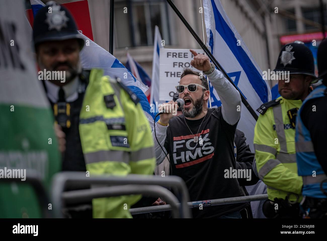 I sostenitori pro-Israele organizzano una contro-protesta contro i sostenitori pro-palestinesi che manifestano vicino alla banca Barclays su Tottenham Court Road, Londra, Regno Unito. Foto Stock
