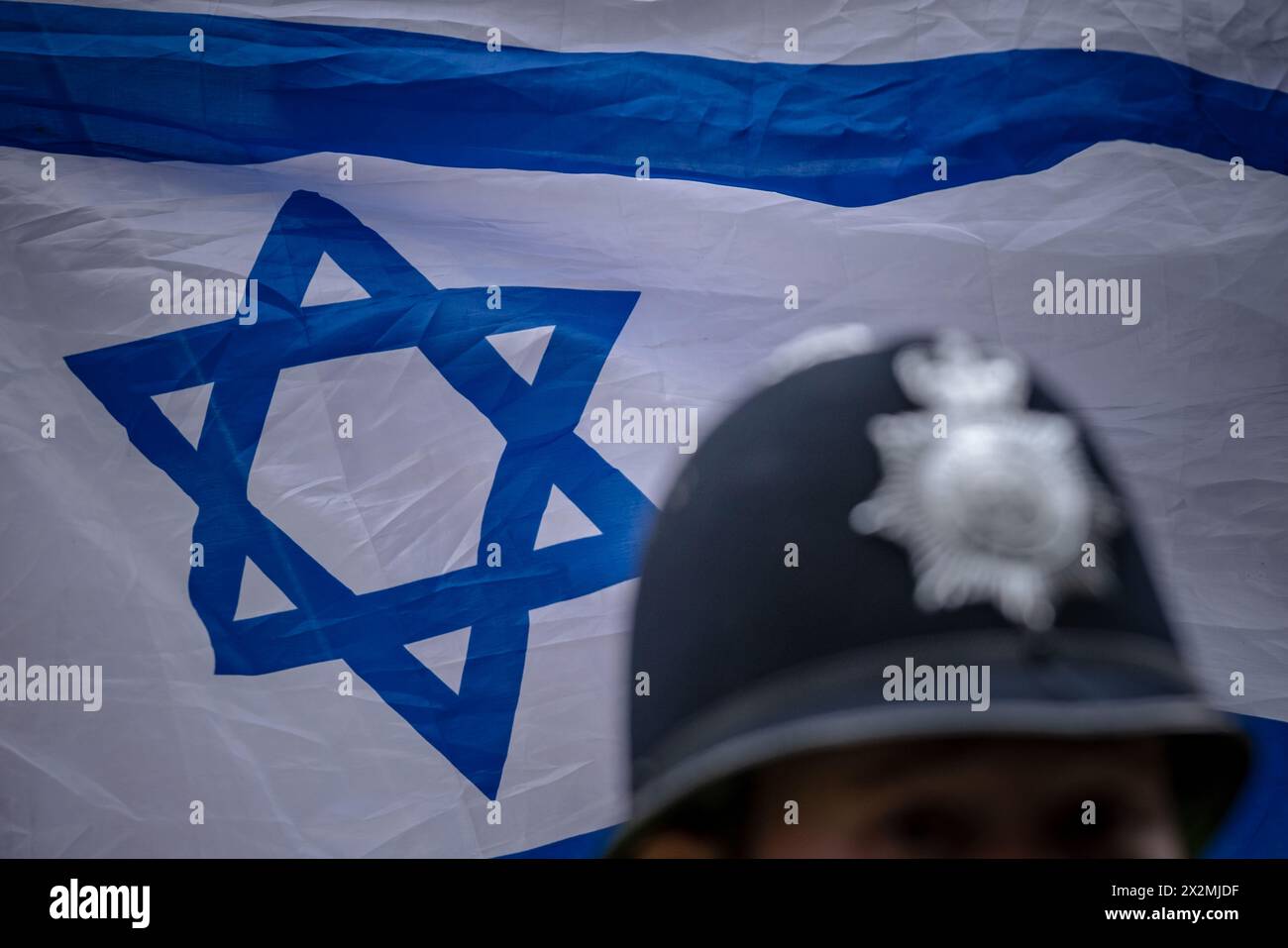 I sostenitori pro-Israele organizzano una contro-protesta contro i sostenitori pro-palestinesi che manifestano vicino alla banca Barclays su Tottenham Court Road, Londra, Regno Unito. Foto Stock